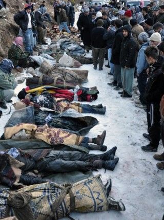 Varias personas miran un grupo de cadáveres que yacen en el piso después de que la fuerza aérea de Turquía atacó a presuntos rebeldes curdos en la frontera con Irak, y posteriormente reconoció que cometió un error y mató a civiles, cerca del poblado turco de Ortasu en la provincia de Sirnak, Turquía, el 29 de diciembre de 2011. Foto: AP