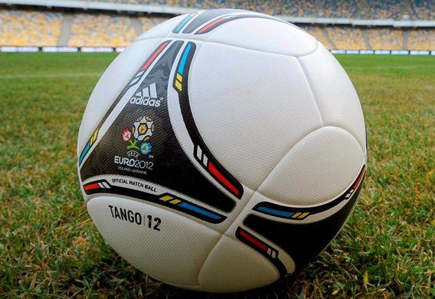 Presentación del Tango 12, el balón oficial de la Eurocopa de Ucrania y Polonia 2012, en un acto celebrado en el estadio Olímpico de Kiev, escenario de la final del torneo el 1 de julio de 2012.Foto: EFE/Str