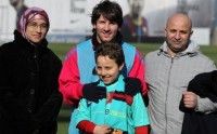 Lionel Messi junto a Soufian Bouyinza y sus padres