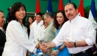 Daniel Ortega entrega titulo a egresada de la ELAM