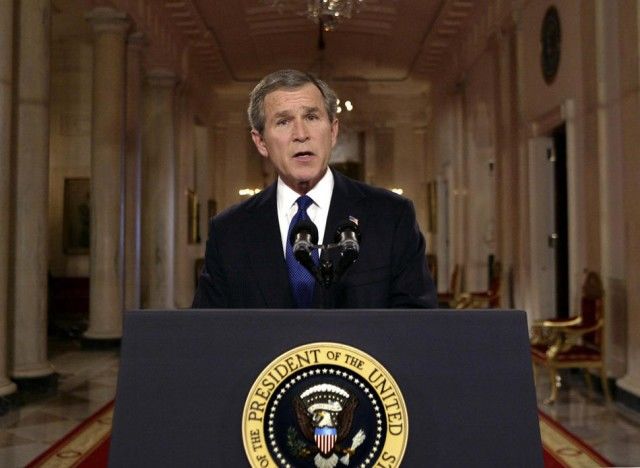 El presidente George W. en la Casa Blanca después de dirigirse a la nación en su ultimátum al líder iraquí Saddam Hussein, en Washington, Lunes, 17 de marzo 2003. Foto AP / J. Scott Applewhite