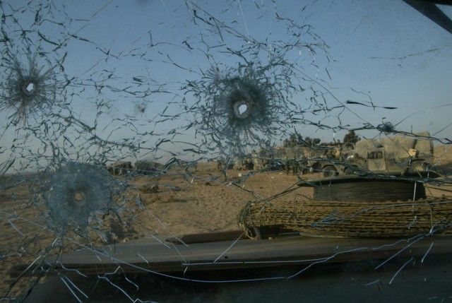 Los agujeros de bala en el parabrisasde un Humvee de Marines de EE.UU. 23 de marzo 2003 en la ciudad meridional iraquí de Nasiriya. Foto: Joe Raedle / Getty Images