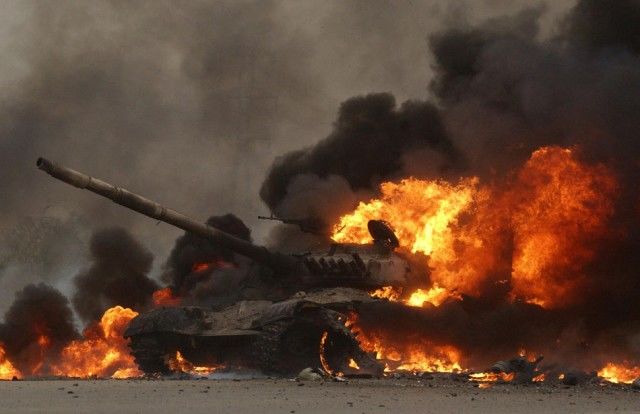 Un iraquí T72 tanque estalla en llamas después de Tanques segundo batallón de la Compañía Bravo hizo estallar en su camino hacia una posición de bloqueo, cerca del río Tigris, en las afueras de Ciudad Saddam, cerca del río Tigris. EFoto: Andy Cross, The Denver Post