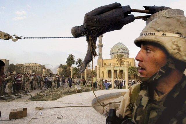 Civiles iraquíes y soldados de EE.UU. tiran una estatua de Saddam Hussein en el centro de Bagdad, Miércoles, 09 de abril 2003. Foto: AP / Jerome Delay