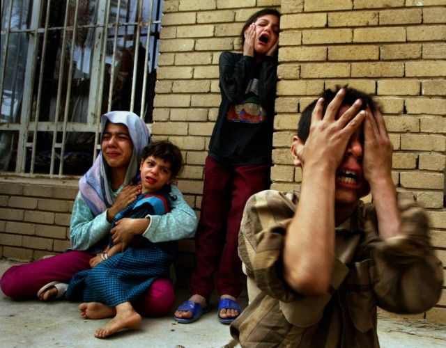 Miembros de la familia llorar la muerte de tres familiares de sexo masculino, en Bagdad, Irak Jueves, 10 de abril 2003. Foto: AP / Carolyn Cole de Los Angeles Times