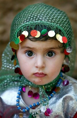 Una niña kurda, Leiwan, 2, asiste a una celebración tradicional de la boda 15 de junio 2003 en Bakochek, Irak. Foto: Mario Tama / Getty Images