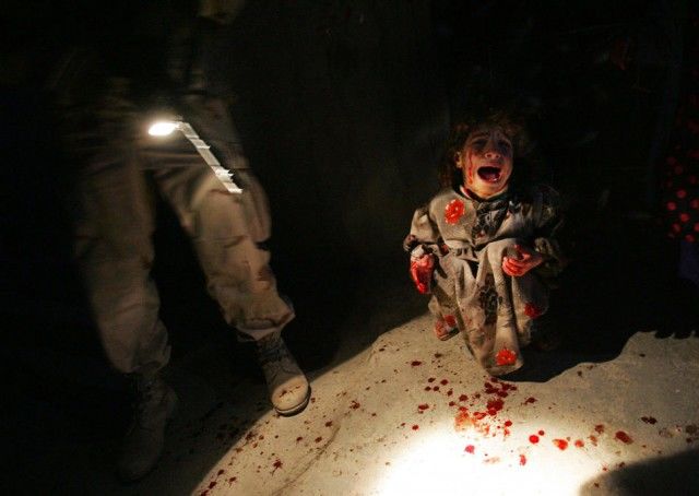 Samar Hassan, 5, grita después que sus padres fueron asesinados por soldados de EE.UU. 25 División de Infantería en un tiroteo 18 de enero 2005 en Tal Afar, Irak. Foto: Chris Hondros / Getty Images