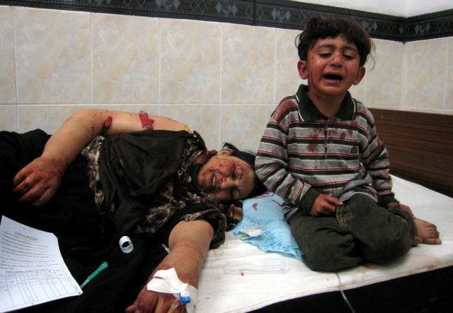 Un niño llora junto a una persona herida en un ataque. Un cohete cayó en un mercado abierto en el centro de Kirkuk, matando a dos personas e hiriendo a otras 35, dijo la policía. Foto: AP / Emad Matti
