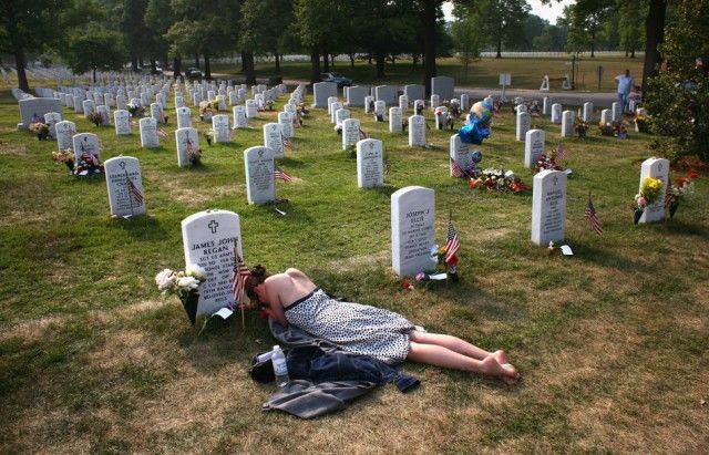 María llora a McHugh, era la prometida del Sargento James Regan en la "Sección 60", en el Cementerio Nacional de Arlington 27 de mayo 2007. Foto por John Moore / Getty Images