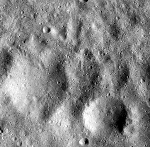 Fotografía difundida por la NASA el miércoles 21 de diciembre de 2011 de parte de la superficie del asteroide Vesta, tomada por la sonda Dawn de la NASA, que muestra cráteres enterrados cerca de la región ecuatorial del asteroide gigante. Dawn entró en la órbita de Vesta en julio de 2011, en una misión para entender mejor los orígenes del sistema solar. Foto: AP/NASA