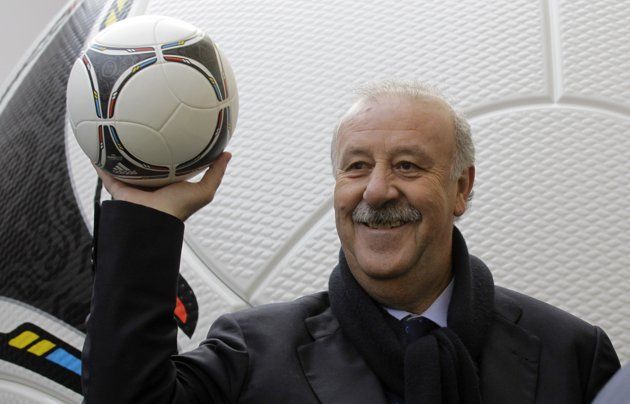 El técnico de España, Vicente del Bosque, sostiene el nuevo balón Tango 12 para la Eurocopa de 2012. Foto: AP/Efrem Lukatsky