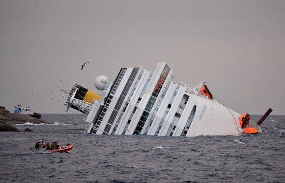 El Costa Concordia hundiéndose
