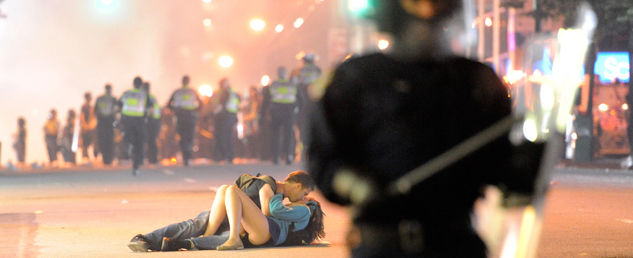 Una joven pareja optó por hacer el amor, no la guerra, cuando la policía antidisturbios luchado por controlar la violencia que estalló después de que los Canucks de Vancouver perdieron siete partidos de la final de la Copa Stanley el 15 de junio de 2011.