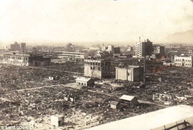 Edificios aplastados después de la explosión en Hiroshima se muestran en el álbum de fotos de un soldado británico