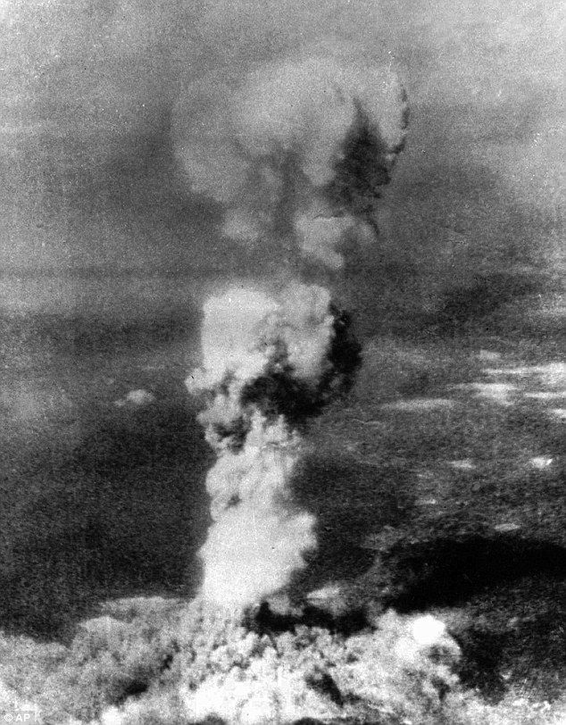 Una columna de humo se elevó 20.000 pies sobre Hiroshima, Japón, después de la bomba atómica fue detonada el 6 de agosto de 1945. Esta foto fue tomada por la Fuerza Aérea de EE.UU.