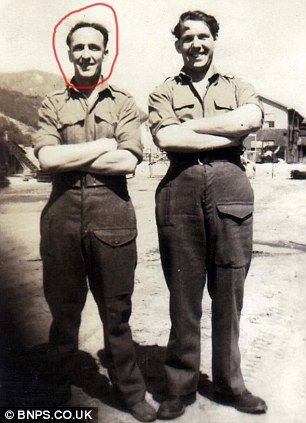 El Sr. Taylor (círculo rojo) con su amigo Frank en Mitsui en 1946 