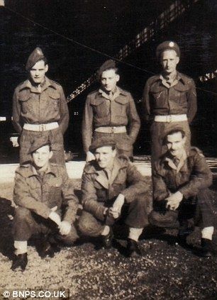 Jenks sus colegas durante la guerra, Brum, Blondie, Angus, Ron y Dennis