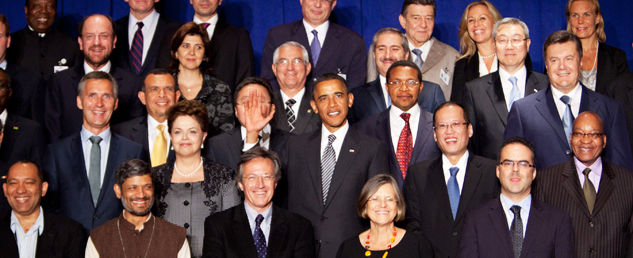 Durante una fotografía de grupo de varios líderes mundiales, el presidente Obama levantó su mano y cubre accidentalmente la cara del presidente de Mongolia.
