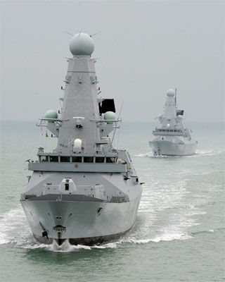 Fotografía de archivo del 15 de febrero de 2010 de los barcos "HMS Dauntless" (i) y "HMS Daring" (d) abandonado Portsmouth, Inglaterra. Foto: EFE
