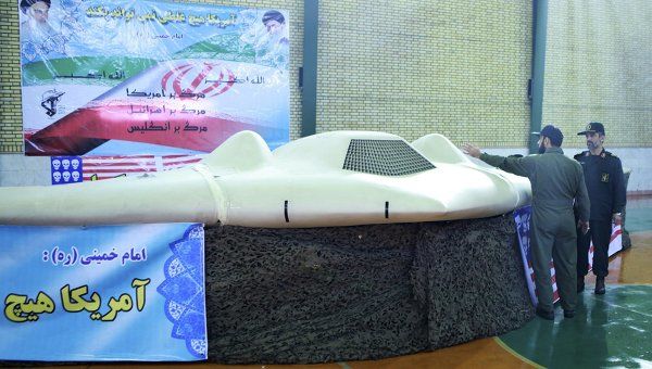 Irán entregada una miniatura del drone capturado. Foto: Reuters