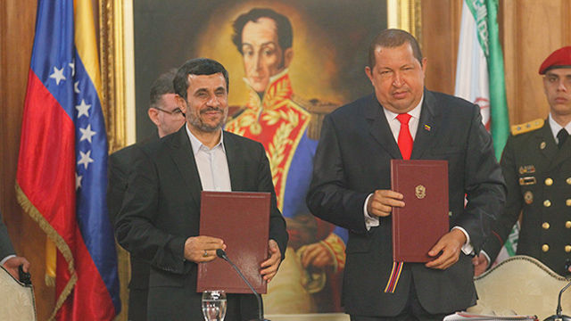 Trascendió que Ahmadineyad y el mandatario venezolano Hugo Chávez analizan asuntos de la colaboración que, en amplias esferas del comercio y la economía, mantienen ambas naciones. Foto: AVN