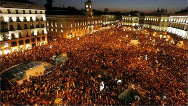 La perseverancia de los indignados y su intensa lucha por reivindicar a los más desprotegidos ante la crisis por las políticas gubernamentales en Europa y Estados Unidos, signó el pasado año. Puerta del Sol, Madrid, España.