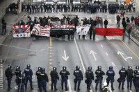 Un grupo de manifestantes es rodeado por policía antimotines durante una manifestación en contra del Foro Económico Mundial, en Berna, Suiza, el 21 de enero de 2012. Foto: AP/Keystone, Peter Klaunzer