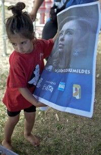 Niña sostiene afiche de la Presidenta Cristina Fernández. Foto: AP