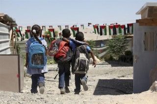 Estudiantes palestinos se dirigen a la escuela
