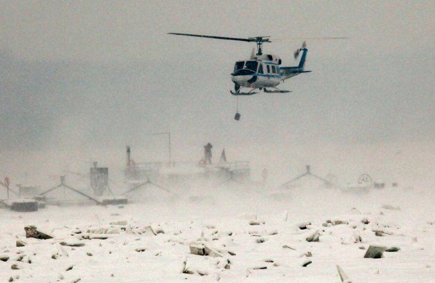 Un helicóptero de la policía serbia transporta alimentos a los tripulantes atrapados en sus embarcaciones del Danubio cerca de Smederevo, Serbia, el lunes 13 de febrero del 2013. En Serbia sigue nevando copiosamente y unas 50.000 personas siguen atrapadas en zonas remotas, algunas sin electricidad. Foto: AP/Vladimir Gogic