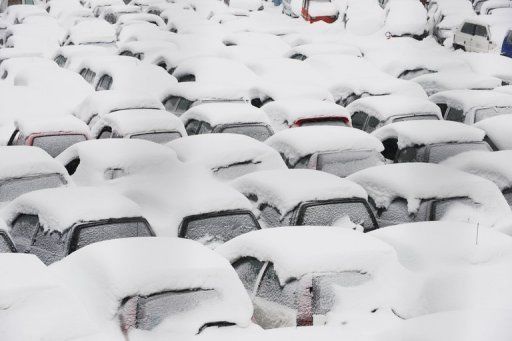 La nieve cubre decenas de autos en Mercogliano al sur de Italia el 7 de febrero. El balance de la ola de frío en Europa, que persistirá al menos hasta la semana próxima, aumentó especialmente en el este del continente, hasta los 450 muertos. Foto: AFP