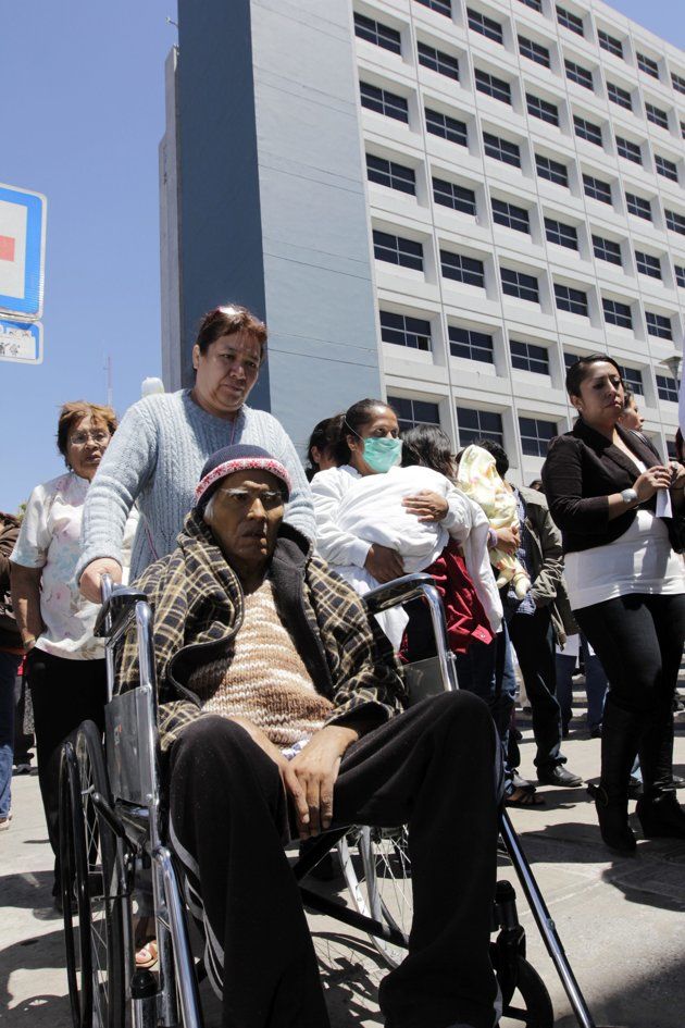 Varios pacientes son evacuados de un hospital en Puebla, capital de estado de Guerrero, epicentro de un terremoto de 7.6 en la escala Richter, este 20 de marzo de 2012. REUTERS/Imelda Medina