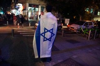 Hombre con bandera Israel. Foto: Reuters