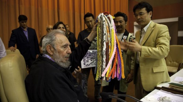 Fidel Castro con integrantes del Crucero por la paz. Foto: Roberto Chile/Cubadebate