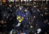 Policias arrestan a indignados en Nueva York. Foto: Archivo