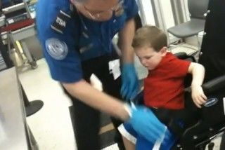 Policia revisa a niño de 3 años. Foto capturada del vide