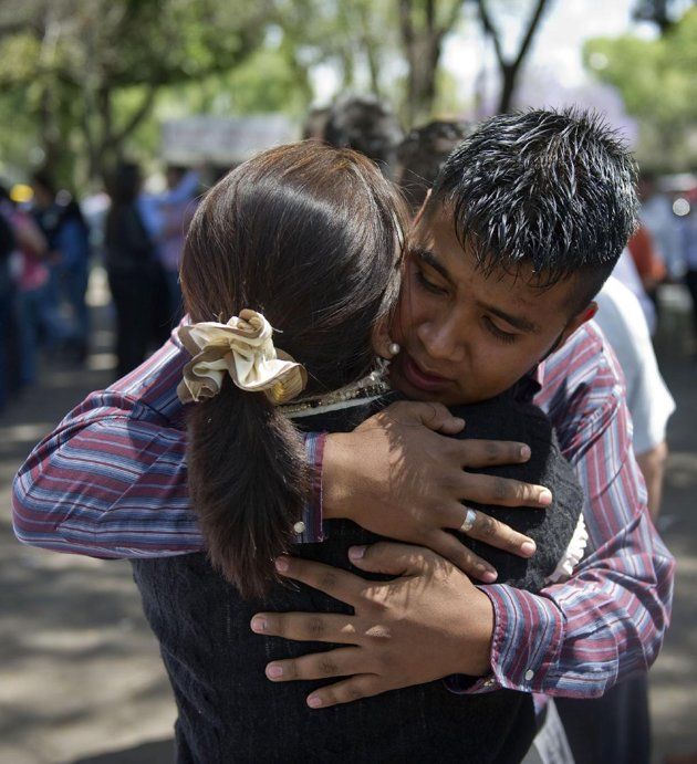 Una pareja se abraza mientras espera a que la calma regrese a Ciudad de México, tras sentir el sismo y las secuelas que se presentaron este 20 de marzo de 2012, en el estado de Guetrrero. AFP Photo/Ronaldo Schemidt