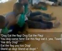 Difunden video de prisioneros obligados a masticar la bandera de Libia