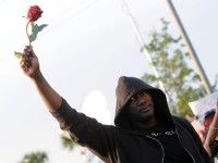 Un manifestante levanta una rosa para pedir justica por Martin. Foto: EFE