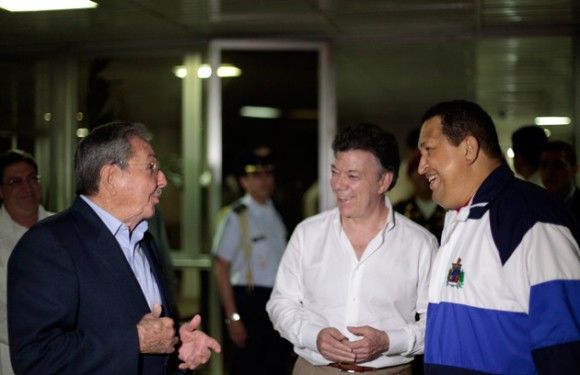 Raúl Castro, Juan Manuel Santos y Hugo Chávez en La Habana. Foto: Presidencia Venezuela