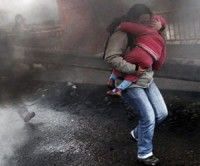 Niña chilena de tres años afectada por gas lacrimógeno