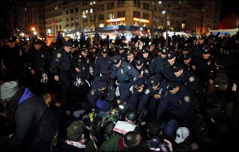 Agentes de la policía intentar mover a los miembros de Occupy Wall Street. REUTERS/Eduardo Munoz