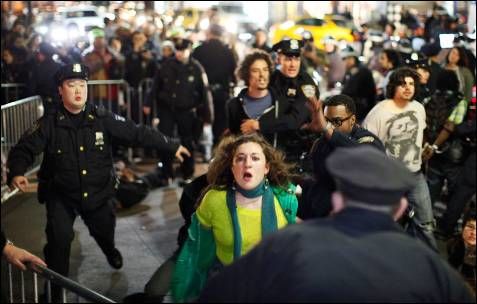 Miembros del movimiento Occupy Wall Street son arrestados por la policía durante la protesta en el parque Zuccotti. REUTERS/Eduardo Munoz