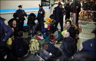 Miembros del movimiento Occupy arrestados y con esposas de plástico en el parque Zuccetti de Nueva York. REUTERS/Eduardo Munoz