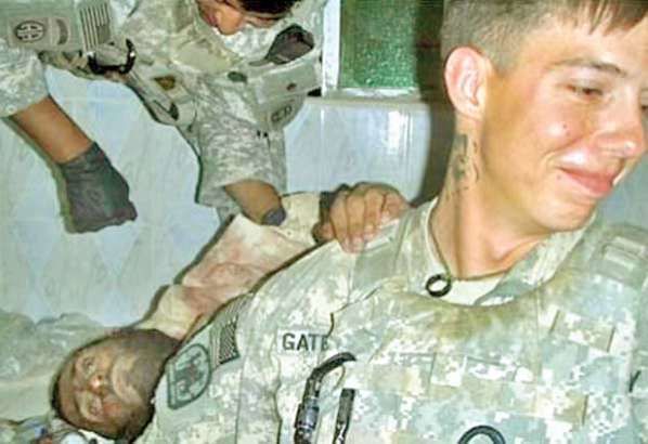 Soldados norteamericanos posan con cadáveres de afganos