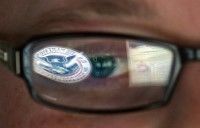 Esta foto del 30 de septiembre de 2011 muestra el reflejo del emblema del Departamento de Seguridad Interna en las gafas de un analista de seguridad informática. Foto: Mark J. Terrill/AP