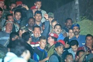 Chávez regresa a Miraflores