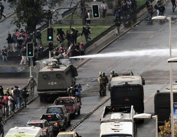 Represión contra estudiantes chilenos. Foto: AFP
