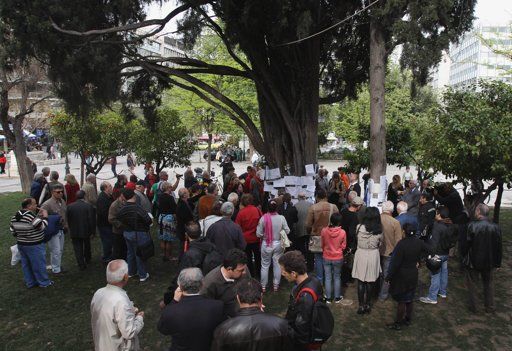 Varias personas se congregan donde un anciano se suicidó el miércoles en una plaza de Atenas por la crisis económica, el jueves 5 de abril de 2012. Foto: Thanassis Stavrakis/AP