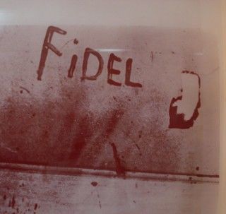 El miliciano Eduardo García Delgado victima del criminal bombardeo escribió con su sagre el nombre de Fidel